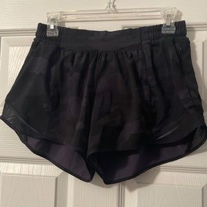 lululemon black camo hotty hots sz 8 4inch